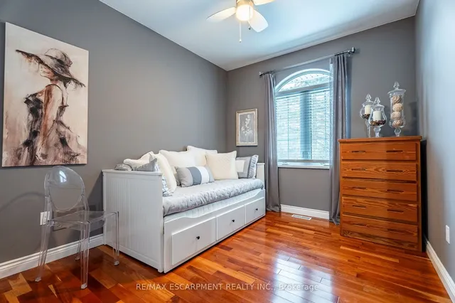 Additional image 25 of 715 Robson Rd