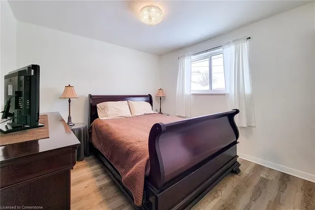 Additional image 18 of 249 Fernwood Cres