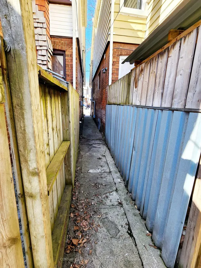 Additional image 9 of 635 Coxwell Ave