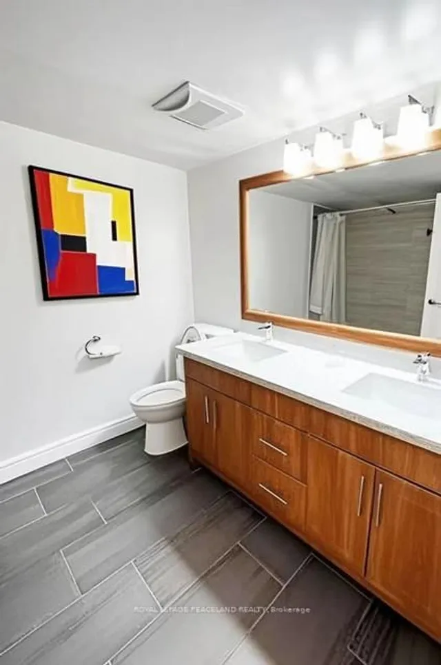 Additional image 15 of 62 Wellesley St Unit 1605