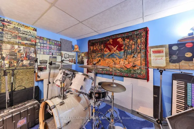 Additional image 37 of 1292 Elgin Cres