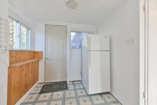 Additional image 28 of 18 Barton Ave