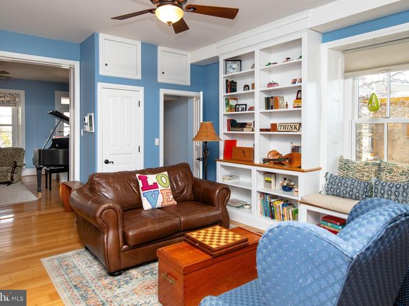 291 1/2 Hermitage St, Philadelphia, PA 19127