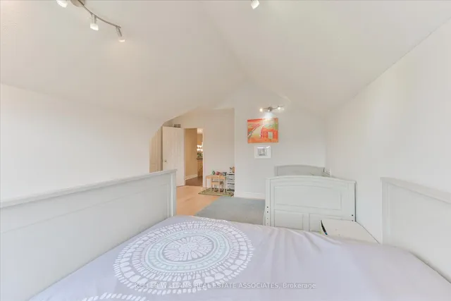 Additional image 26 of 33 Hartford Tr