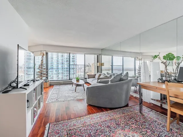 Additional image 4 of 65 Harbour Sq Unit 2204