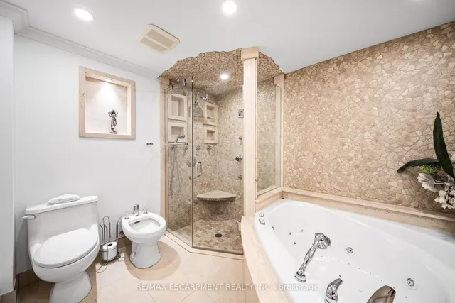 Additional image 37 of 1045 Bloor St