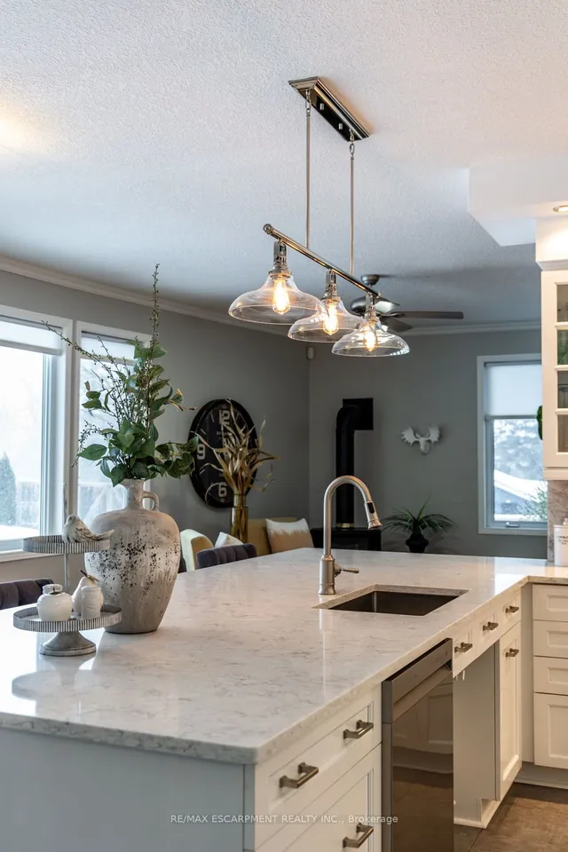 Additional image 15 of 715 Robson Rd