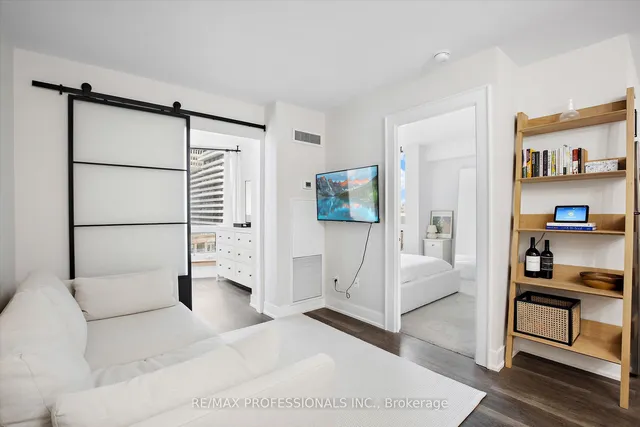 1055 Bay St Unit 709