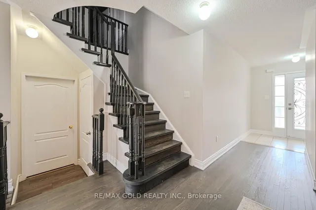 Additional image 17 of 82 Crown Victoria Dr