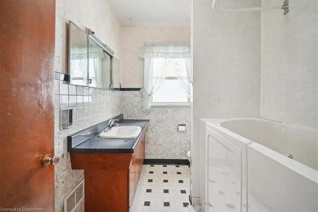 Additional image 15 of 34 Reid Ave