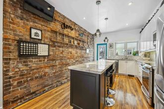 Additional image 2 of 951 Dundas St W