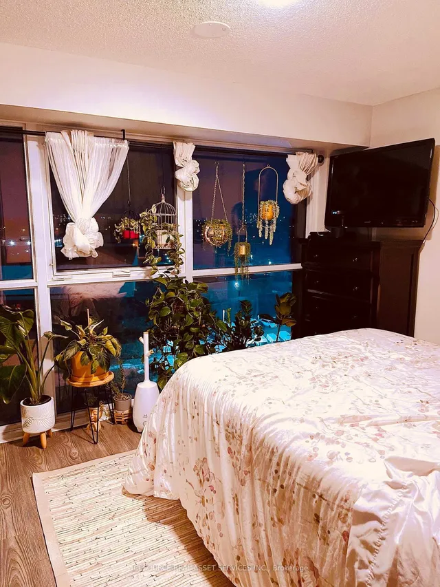 Additional image 4 of 225 Village Green Sq Unit 702