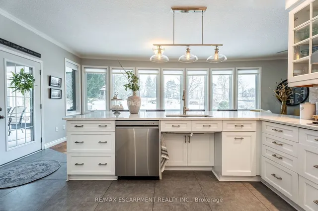 Additional image 14 of 715 Robson Rd