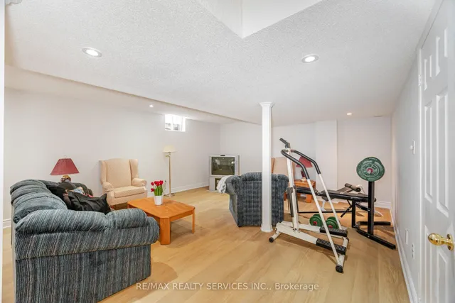 Additional image 38 of 17 Springhurst Ave