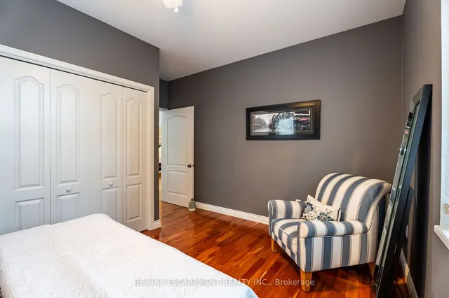 Additional image 27 of 715 Robson Rd