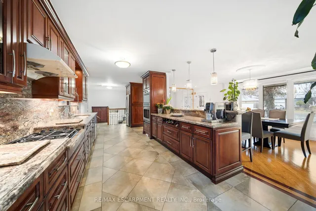 Additional image 17 of 1045 Bloor St