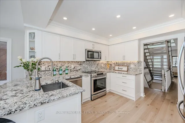 Primary image of 521 Golden Oak Dr