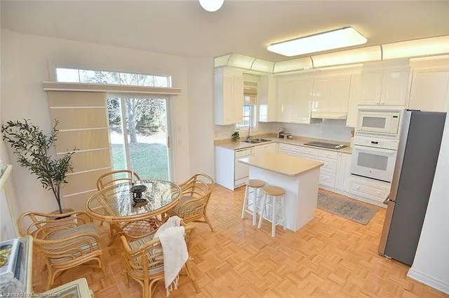 Additional image 17 of 118 Silverbirch Blvd