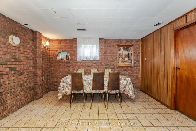 Additional image 33 of 79 Husband Dr