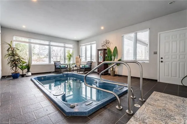 Additional image 33 of 715 Robson Rd