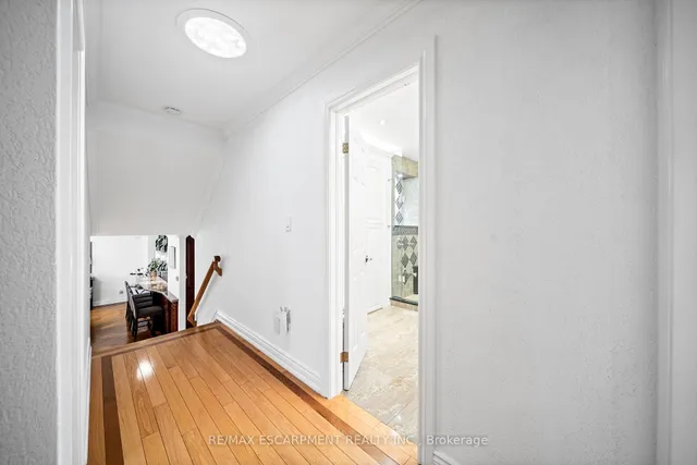 Additional image 20 of 1045 Bloor St