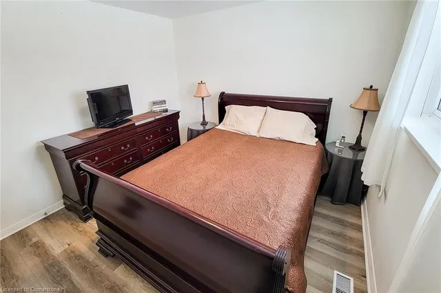 Additional image 19 of 249 Fernwood Cres