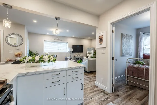 Additional image 16 of 925 Garth St