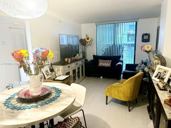 546 SW 1st St APT 407, Miami, FL 33130