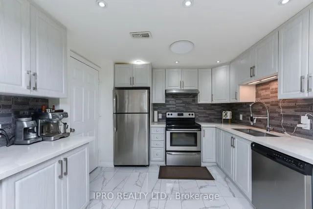 Additional image 32 of 113 Vanhorne Clse