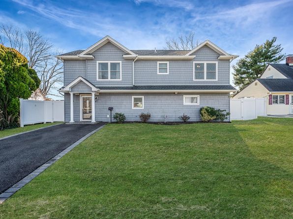 Primary image of 19 Sprucewood Drive, Levittown, NY 11756
