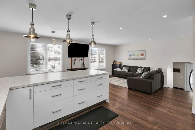 Additional image 19 of 52 Yorkdale Cres