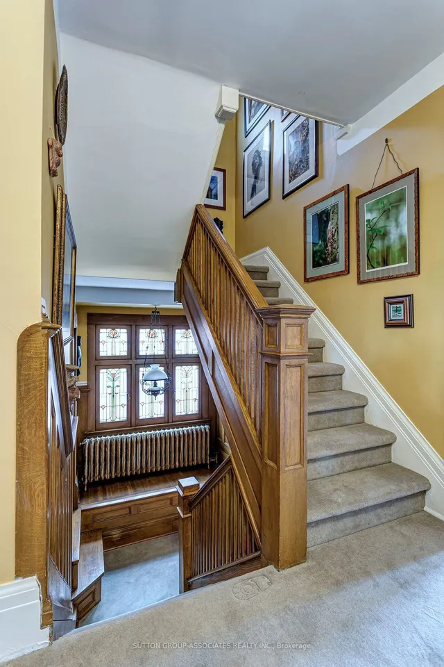 Primary image of 110 Cluny Dr