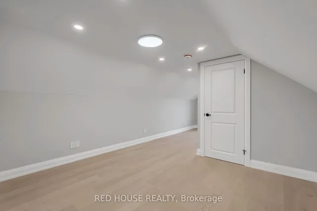 Additional image 33 of 10 Bayside Ave