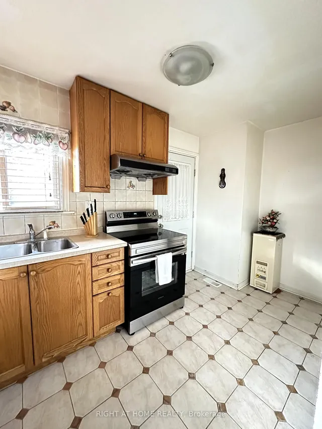 Additional image 24 of 28 Huntington Ave