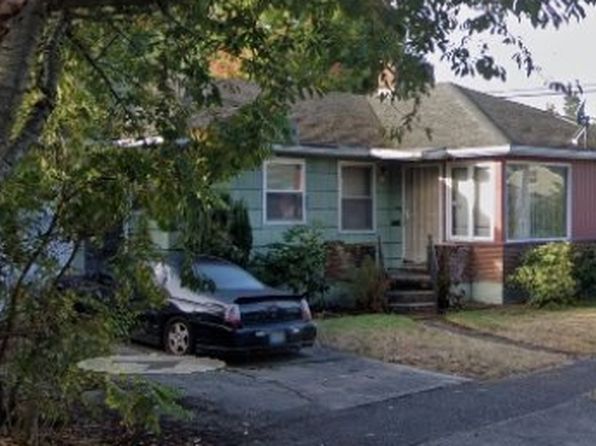 136 N Russet St, Portland, OR 97217