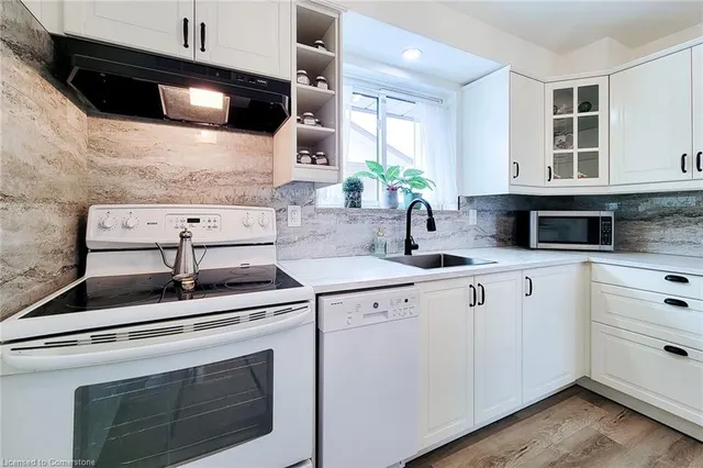 Additional image 13 of 249 Fernwood Cres