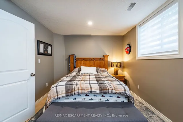 Additional image 35 of 80 Commando Crt