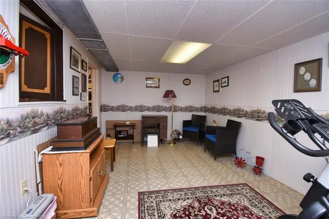 Additional image 23 of 6 Hugo Crt