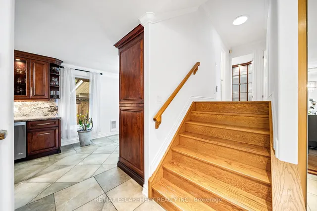 Additional image 19 of 1045 Bloor St