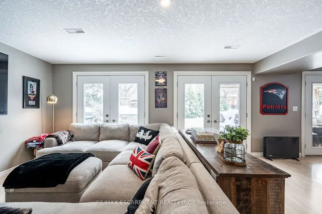 Additional image 40 of 80 Commando Crt