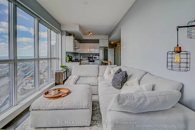 Additional image 9 of 51 East Liberty St Unit 1512