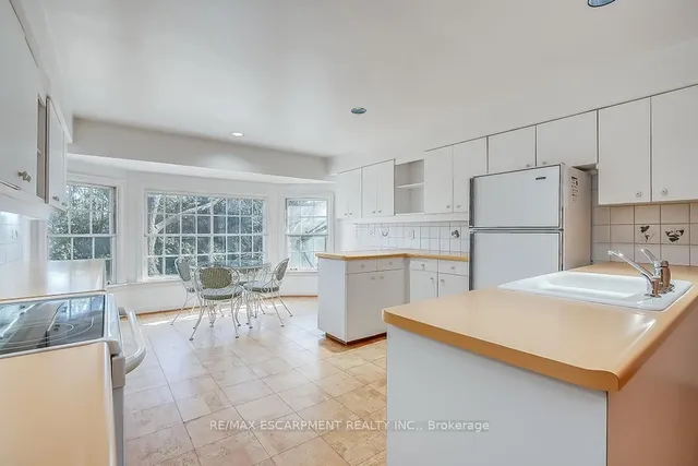 Additional image 19 of 359 Rosslyn Dr