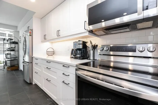 Additional image 4 of 77 Harbour Sq Unit 302