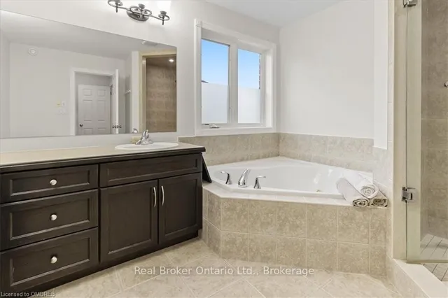 Additional image 22 of 45 Pioneer Tower Cres