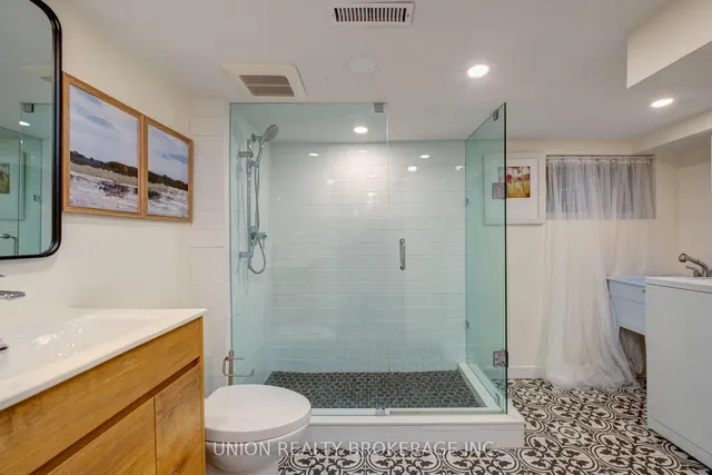 Additional image 29 of 49 Bastedo Ave