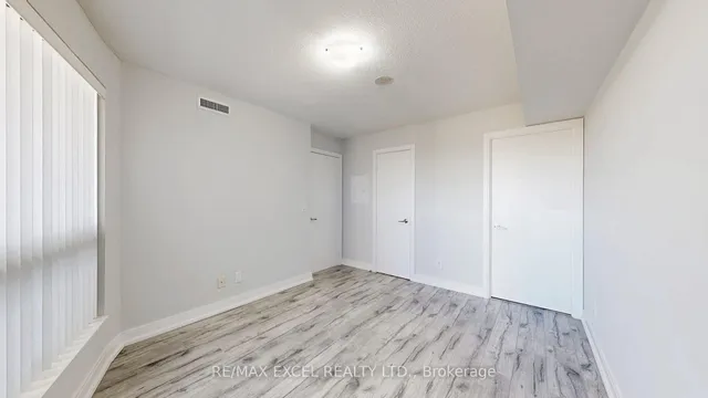 Additional image 16 of 135 Village Green Sq Unit 1924