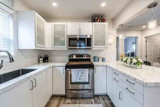 Additional image 14 of 925 Garth St