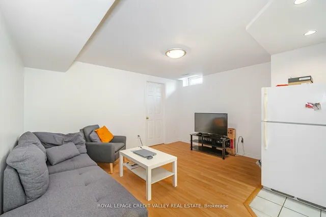 Additional image 26 of 83 Fairglen Ave