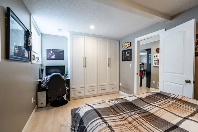 Additional image 36 of 80 Commando Crt