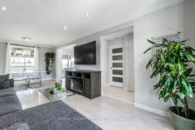 Additional image 26 of 27 Grayrocks Ave